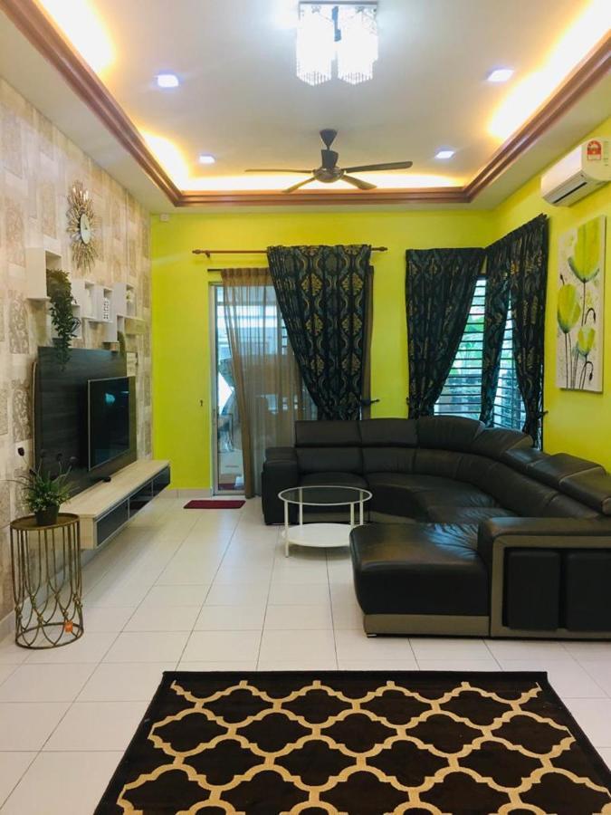D Wangi Homestay Pasir Gudang At Ecotropic Eksteriør billede